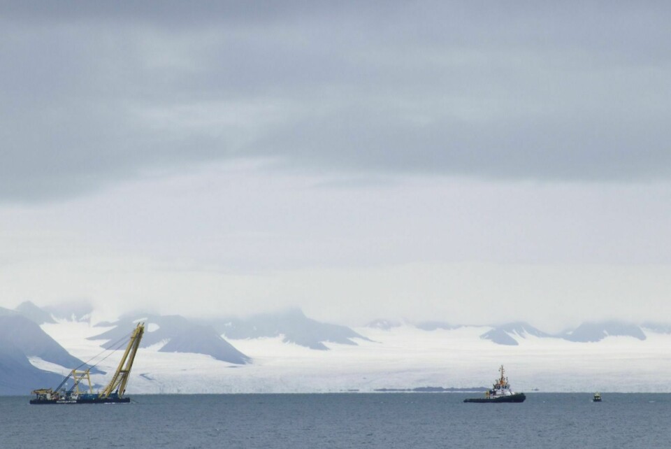 TIL MOFFEN: Fartøyene som skal fjerne «Northguider» fra Hinlopenstretet var noen dager i Longyearbyen fordi isen så ut til å pakke dem inne. Nå ligger de ved Moffen og venter på los inn til havaristedet igjen. Bildet er tatt da de var på vei inn Isfjorden sist torsdag.