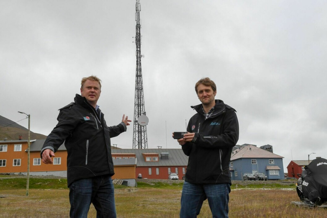 Distribusjonssjef i NRK, Bjarne Andre Myklebust til venstre og teknologirådgiver Michel Gascoin var i Longyearbyen og Pyramiden i august for å gjøre målinger i forhold til dekningsgraden på DAB-nettet.