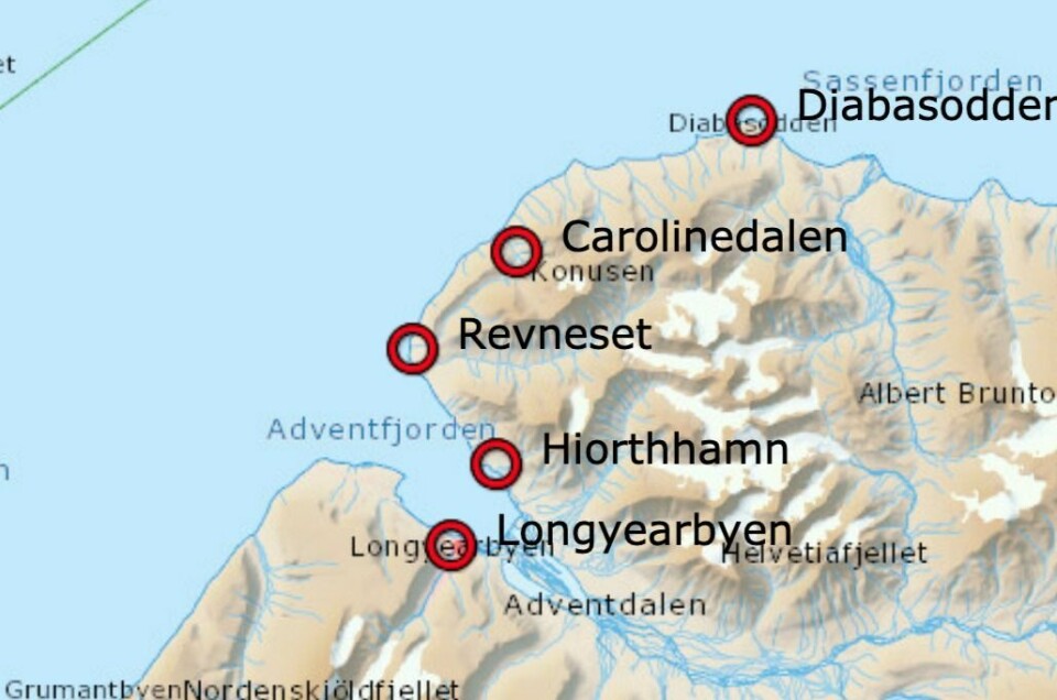 Isbjørnbinna har oppsøkt Hiorthhamn to ganger de siste dagene, og var i dag tidlig på vei tilbake igjen. Nå melder imidlertid Sysselmannen at bjørnen er observert på vei østover og vekk fra bebygde områder.