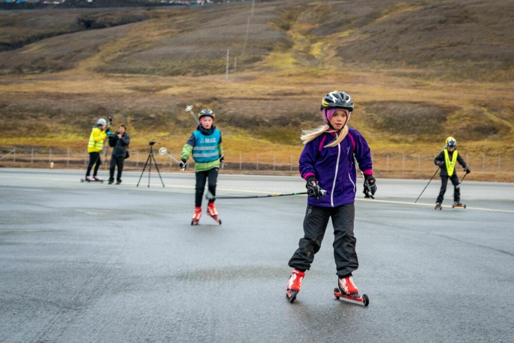 Pia Helene Ervik i full fart på flystripa da Svalbard Turn fikk ha rulleskitrening der.
