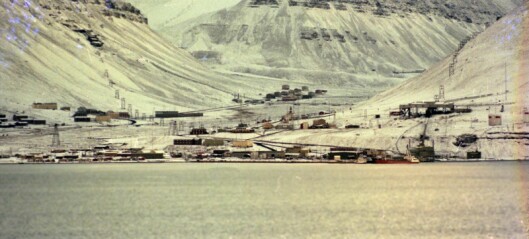Longyearbyen sett fra Hiorthhamn på slutten av 1970-tallet.
