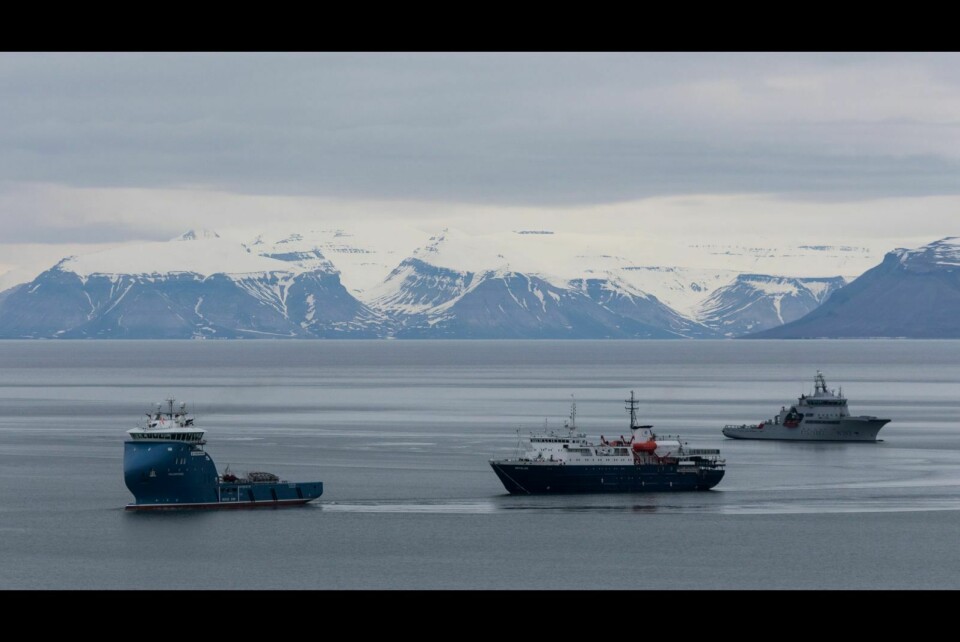 «Polarsyssel» slepte «Ortelius» til Longyearbyen. KV «Sortland» møtte båtene et stykke nord for Forlandet og fulgte slepet.