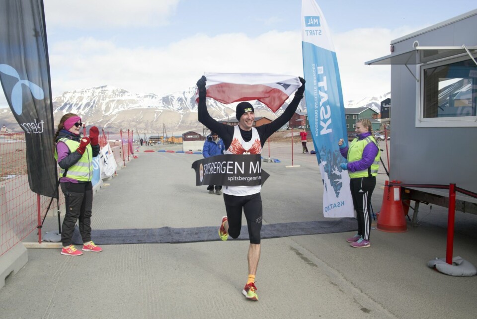 Det var ingen som kunne gjøre noe med suverene Piotr Suchenia i årets Spitsbergen marathon.