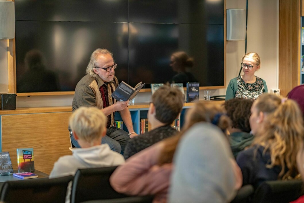 Levi Henriksen hadde samtale med Marie Mæland og leste fra sine romaner til ungdomsskoleelevene i Longyearbyen, men det var først da han fortalte om hvordan man best kan sjekke jenter med dikt han virkelig fikk alle på gaffelen.