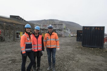 Den siste uken har det vært stor aktivitet på byggeplassen i Gruvedalen. Kommunikasjonsdirektør i Statsbygg (f.v.) Hege Njaa Aschim, prosjektleder Inger -Johanne Tolaas og anleggsleder i Skanska Husfabrikken før modulene ankom byen. Den siste uken har det vært stor aktivitet på byggeplassen i Gruvedalen. Kommunikasjonsdirektør i Statsbygg (f.v.) Hege Njaa Aschim, prosjektleder Inger -Johanne Tolaas og anleggsleder i Skanska Husfabrikken før modulene ankom byen.