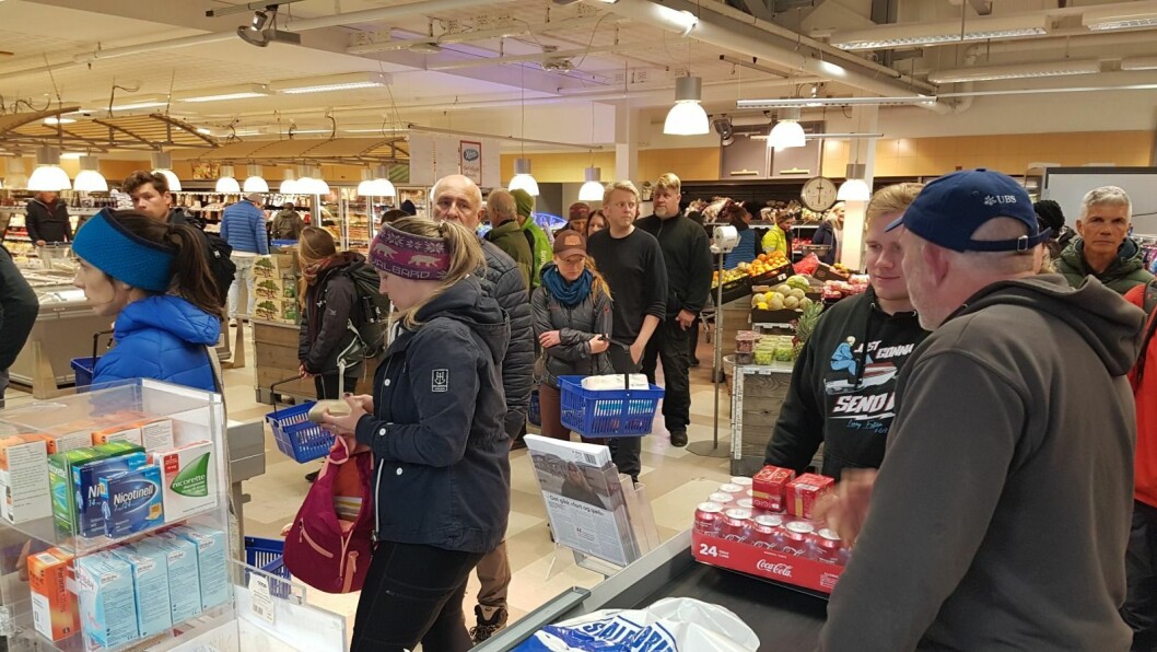KØ: Køen strakk seg forbi den bakerste delen av frukt- og grøntavdelingen mandag ettermiddag. Bildet er tatt i 16.30-tiden. Bak kassaapparatene jobbet de butikkansatte på spreng. KØ: Køen strakk seg forbi den bakerste delen av frukt- og grøntavdelingen mandag ettermiddag. Bildet er tatt i 16.30-tiden. Bak kassaapparatene jobbet de butikkansatte på spreng.
