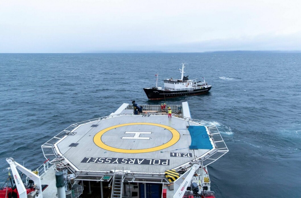 Da MS «Sjøveien» fikk motorstans, kom «Polarsyssel» til unnsetning. Båten slepes nå til Longyearbyen. Da MS «Sjøveien» fikk motorstans, kom «Polarsyssel» til unnsetning. Båten slepes nå til Longyearbyen.