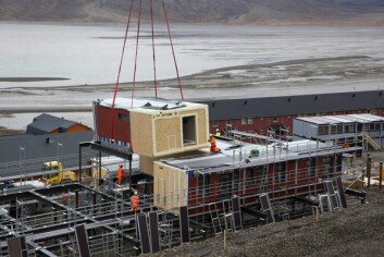 Her heises modulene på plass med en stor kran. Pent vær og lite vind gjorde at arbeidet gikk greit. Her heises modulene på plass med en stor kran. Pent vær og lite vind gjorde at arbeidet gikk greit.