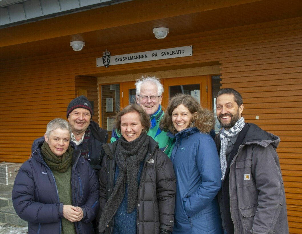 Styret i Svalbards miljøvernfond fra venstre: Heidi Eriksen, Rune Bergstrøm, Siri Hoem, Morten Ruud, Anne-Line Pedersen og Stefan Norris. Anna Lena Ekeblad var ikke til stede da bildet ble tatt.