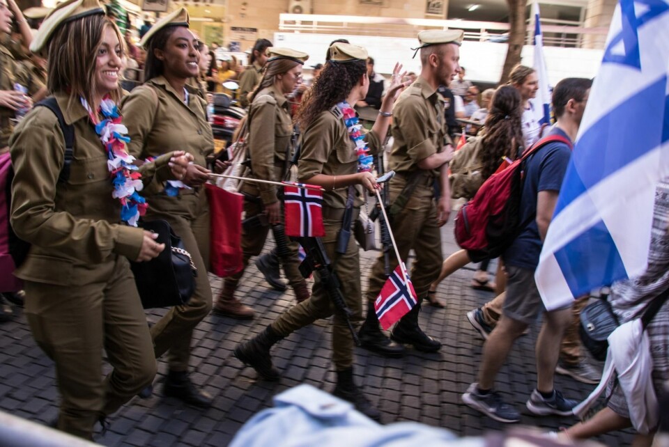 Kvinnelige israelske soldater med det norske flagget.
