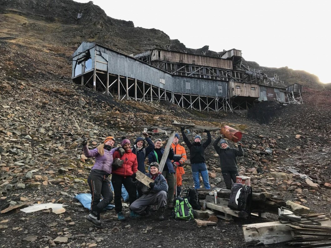 Syv russ deltok på ryddedugnaden. Syv russ deltok på ryddedugnaden.