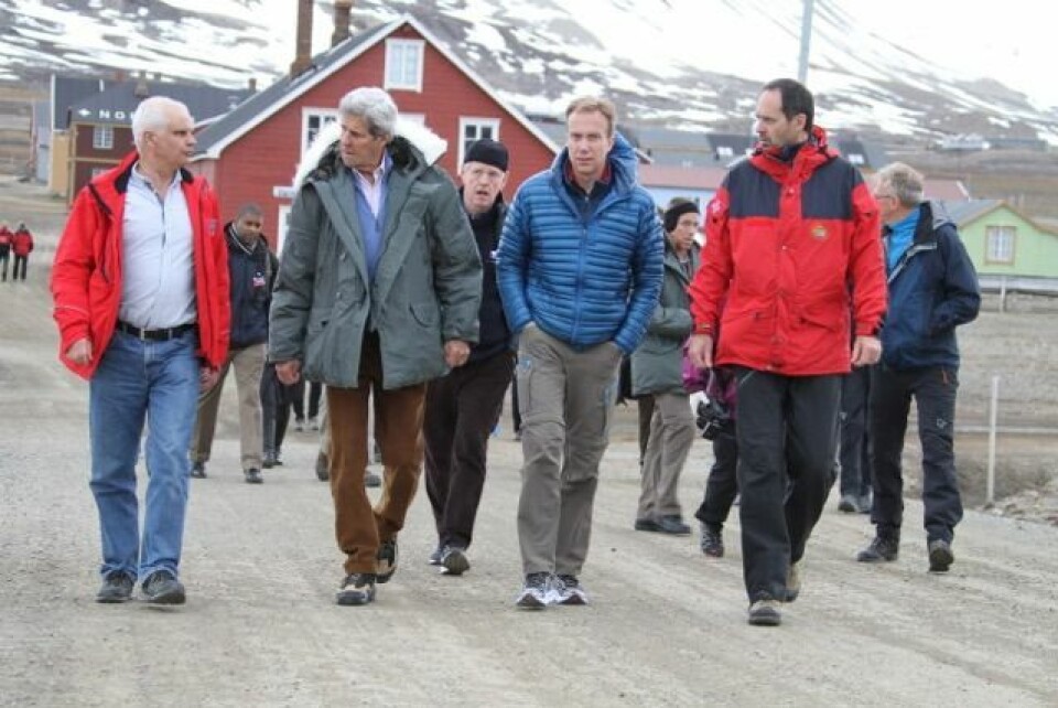 John Kerry lyttet interessert da direktør Ole Øiseth (tv) i Kings Bay orienterte om Ny-Ålesund og forskningen der. Utenriksminister Børge Brende og direktør Jan-Gunnar Winther i Norsk Polarinstitutt var også i Kerrys følge.