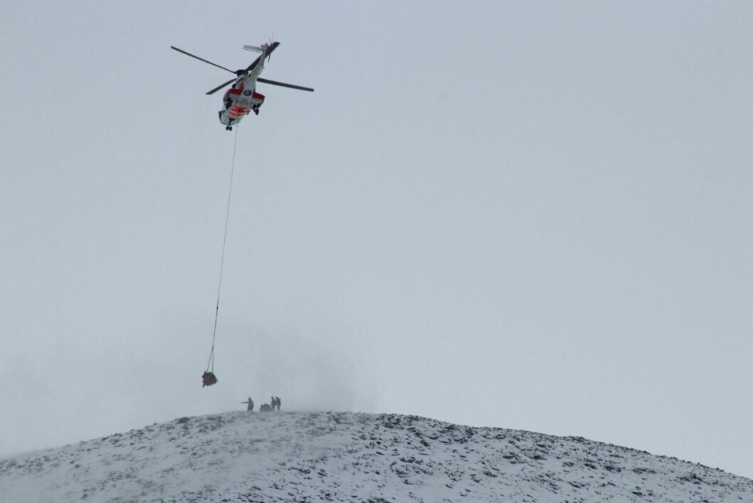 HELIKOPTERSTØY: Hele Longyearbyen la merke til helikoptertrafikken som gikk opp og ned Sukkertoppen onsdag formiddag.