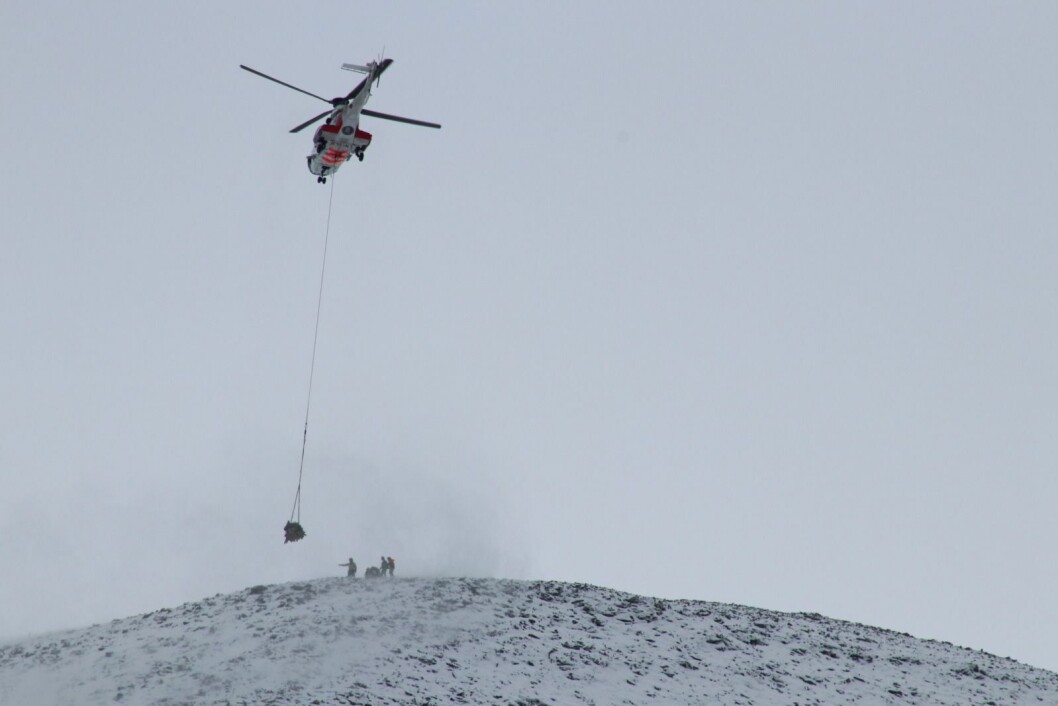 HELIKOPTERSTØY: Hele Longyearbyen la merke til helikoptertrafikken som gikk opp og ned Sukkertoppen onsdag formiddag. HELIKOPTERSTØY: Hele Longyearbyen la merke til helikoptertrafikken som gikk opp og ned Sukkertoppen onsdag formiddag.