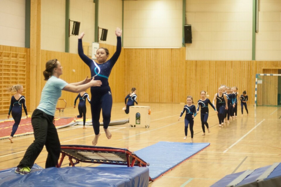 Agnes Zadewasser (9) viser et hopp.