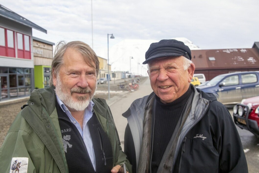 Mangeårig journalist i Aftenposten, Trygve Monsen (t.v.), og ekspedisjonsleder Tore Toppe var blant de 16 som ble evakuert da MS «Malmö» ble sittende fast i isen tirsdag. De reagerer sterkt på det de kaller feilinformasjon på det høyreorienterte nettstedet document.no. Mangeårig journalist i Aftenposten, Trygve Monsen (t.v.), og ekspedisjonsleder Tore Toppe var blant de 16 som ble evakuert da MS «Malmö» ble sittende fast i isen tirsdag. De reagerer sterkt på det de kaller feilinformasjon på det høyreorienterte nettstedet document.no.