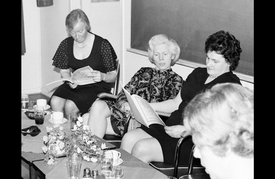 Hjørdis Røren (midten) jobbet i barnehagen i Longyearbyen. Her fotografert under en sammenkomst i 1974/1975.