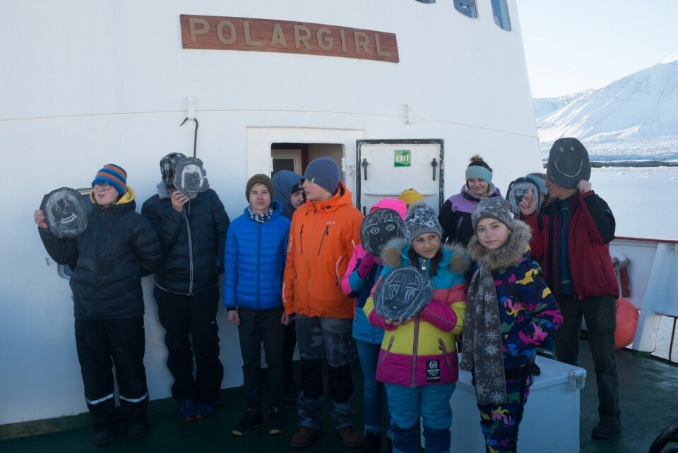 På båtturen tegnet alle et portrett av X i 2068. Fra venstre Elias Hagebø, Jonathan Johansen, Danil Semin, Andrey Sofin (står bak), Nikita Zhurkov, Diana Damiduk, MAry Jean Maraguinot (står bak), Marina Josefine Myhr.-Hansen, Sigri Klausen Markussen, Vlentin Marz (står bak), to jentene foran er Polina Kotlar (t.h) og Alisa Zhitmik.