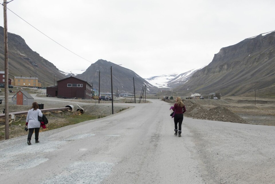Gangveien til høyre, der grushaugene ligger, blir stengt.