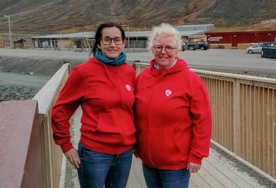 Elise Strømseng (til venstre) og Kristin Furu Grøtting, begge AP, skriver her hva de vil prioritere for barnefamiliene. Polarflokken barnehage i bakgrunnen.
