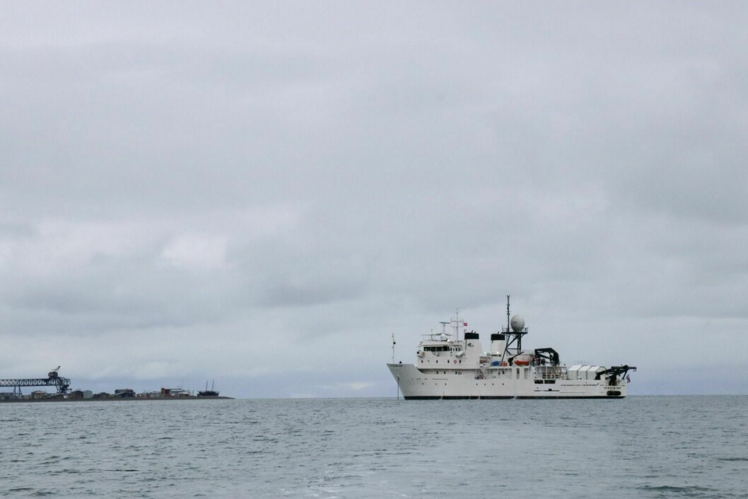 FORSKNINGSSKIP: Fra fartøyet «DSSV Pressure Drop» skal en u-båt senkes over fem kilometer ned i Nordishavet.