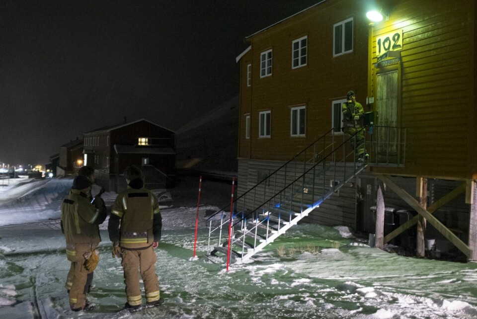 Brannvesenet sjekker at alle brakkene i Nybyen blir evakuert. Det er kun husene på den siden av veien som ligger opp mot fjellet som blir evakuert.