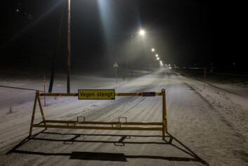 Veien 100 opp mot Nybyen er stengt. Vei 300 på den andre siden av Longyeardalen er åpnet for å sikre adkomst til Huset og Nybyen. Veien 100 opp mot Nybyen er stengt. Vei 300 på den andre siden av Longyeardalen er åpnet for å sikre adkomst til Huset og Nybyen.