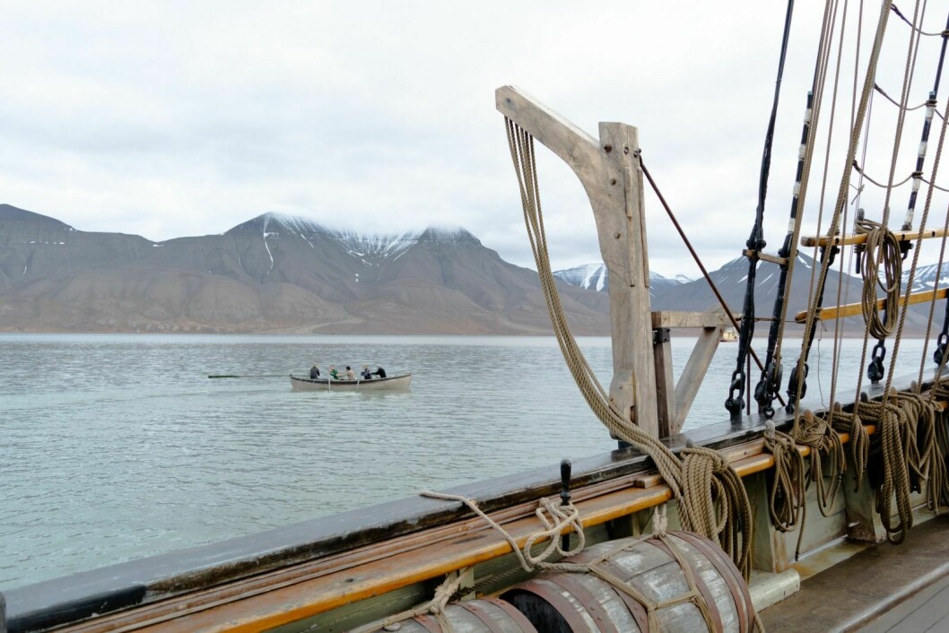En seilbåt tilsynelatende fra 1800-tallet og en gammel robåt med fem roere som synger en 200 år gammel sjøvise er vel et relativt sjeldent syn i Longyearbyen.