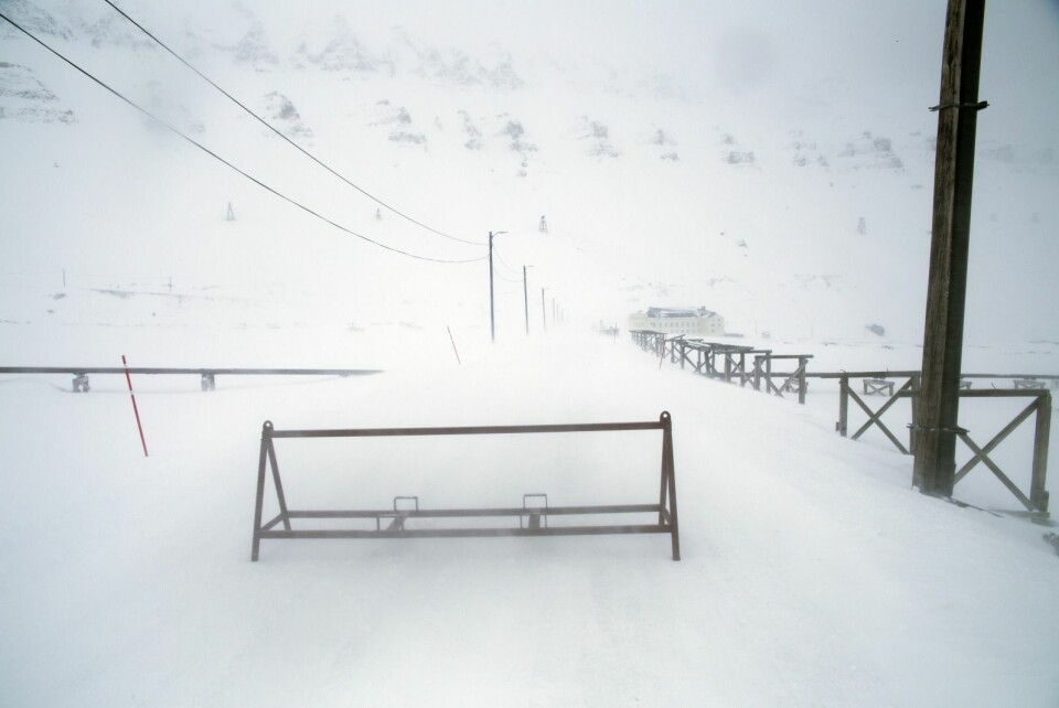 Veien på vestsiden av Longyeardalen er stengt til snøskredfaren er avklart.