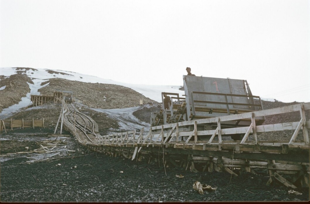 Bildet er tatt i 1959, og viser en fjellheis til en gruveinngang i Svea. Bildet er tatt i 1959, og viser en fjellheis til en gruveinngang i Svea.