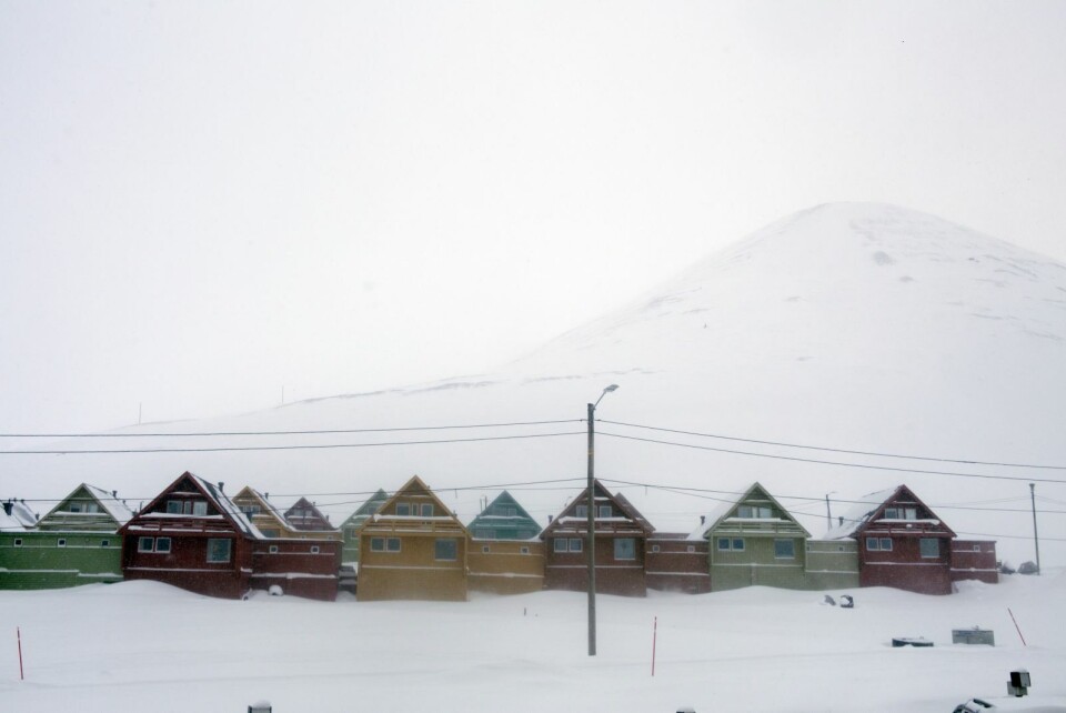 Det har falt tildels store snømengder i Longyearbyen, og snøskredfaren er økende. Sysselmannen har fredag ved lunsjtider møte med beredskapsrådet.