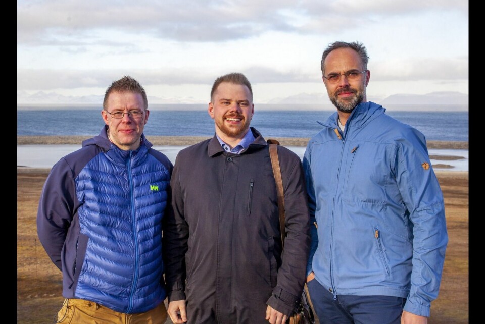 Lokalpolitikerne Arnt Vegar Jensen (Frp), Kjetil Figenschou (H) og Eirik Berger (V) er strålende fornøyd med at det ligger penger til Svalbard folkehøgskole i forslag til statsbudsjett.