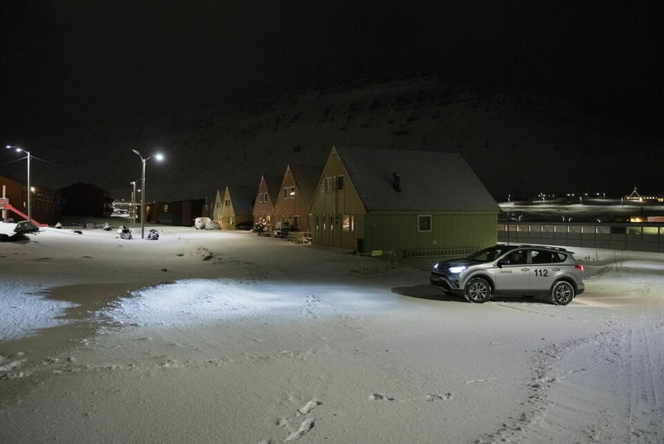 Onsdag klokken 14.40 opphevet Sysselmannen evakueringen. Da Svalbardposten var i Vei 230 et kvarter senere, hadde ikke mannskapene rukket å fjerne bommene ennå.