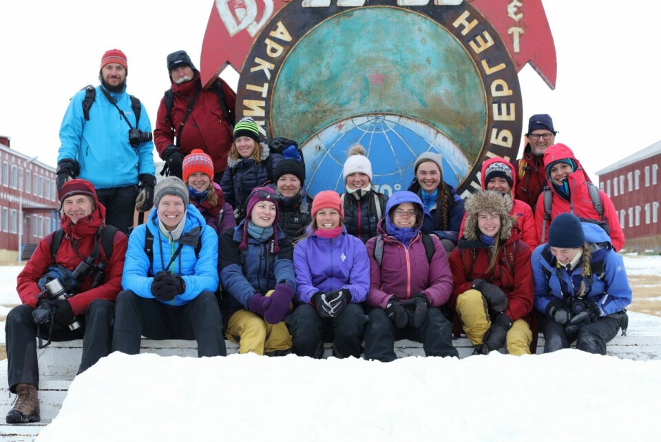 Unis-kurset «Lys og primærproduksjon i Arktis samlet på vei hjem fra indre Billefjord 14. mai via Pyramiden. Studenter og lærere fra Norge, Sverige, Tyskland, Nederland, Romania, England, Sveits og Tsjekkia deltok. Unis-kurset «Lys og primærproduksjon i Arktis samlet på vei hjem fra indre Billefjord 14. mai via Pyramiden. Studenter og lærere fra Norge, Sverige, Tyskland, Nederland, Romania, England, Sveits og Tsjekkia deltok.
