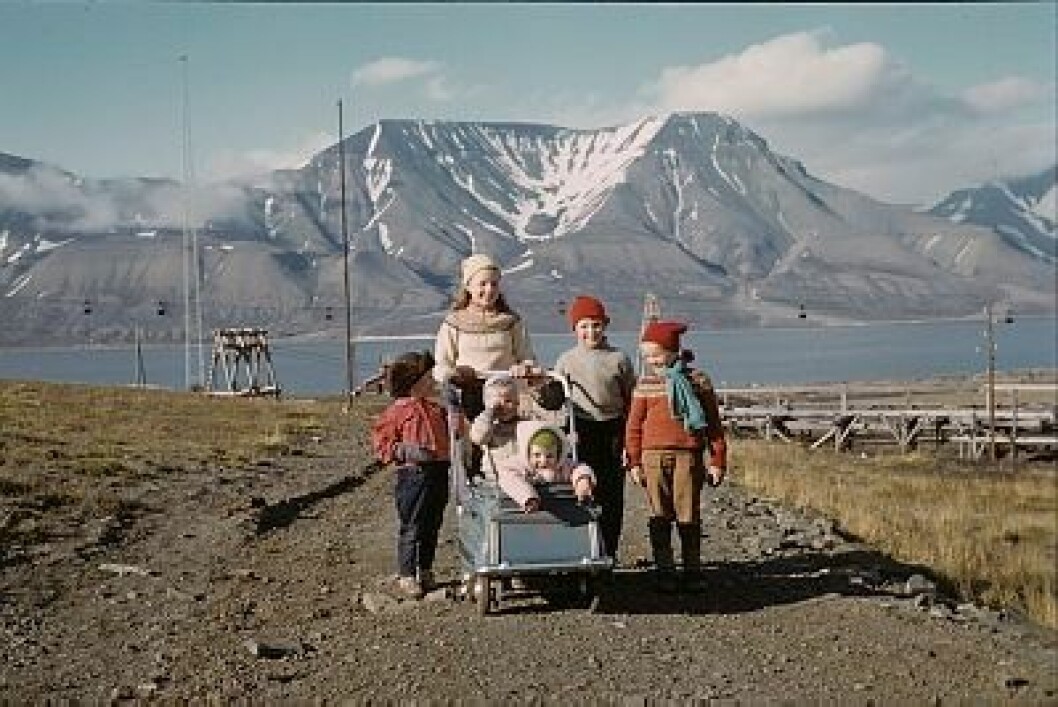 Barn på Skjæringa. Stedsnavnet kom av grøfta/skjæringa man gravde for at hestene skulle få en lettere transportvei mellom gruvene og kaiområdet. Barn på Skjæringa. Stedsnavnet kom av grøfta/skjæringa man gravde for at hestene skulle få en lettere transportvei mellom gruvene og kaiområdet.