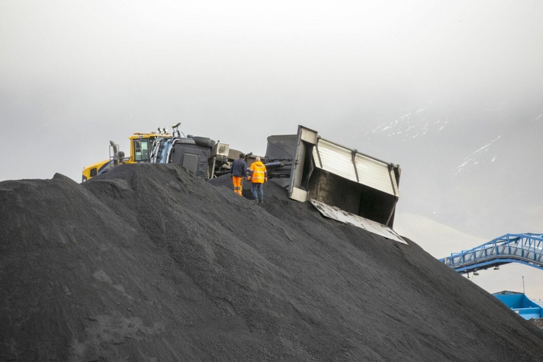 Kullbilen ligger på siden på toppen av kullhaugen på Hotellneset. Grunnen sviktet da sjåføren skulle tømme lasset med kull fra Gruve 7 tirsdag kveld. Kullbilen ligger på siden på toppen av kullhaugen på Hotellneset. Grunnen sviktet da sjåføren skulle tømme lasset med kull fra Gruve 7 tirsdag kveld.