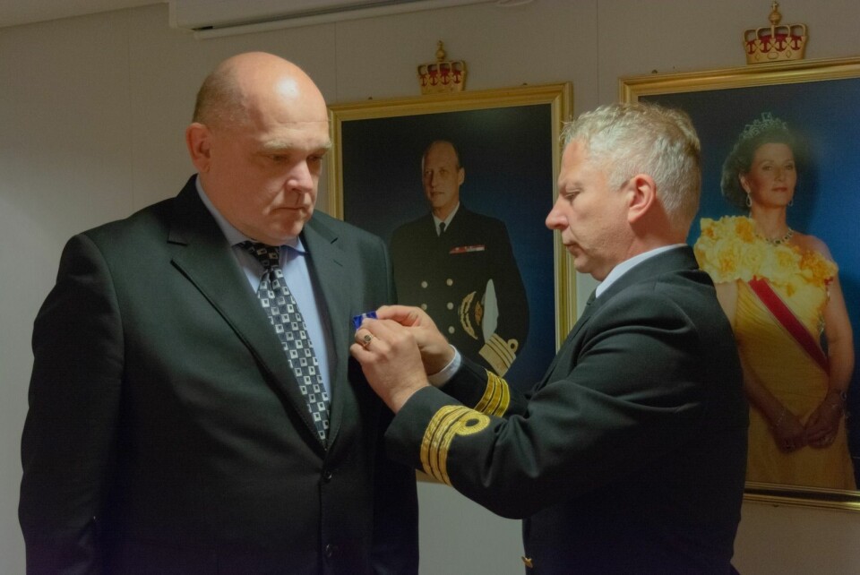Geir Hekne fikk tirsdag Forsvarets medalje for internasjonale operasjoner. Medaljen ble utdelt av orlogskaptein på KV «Svalbard» Erik Sannes Hansen.