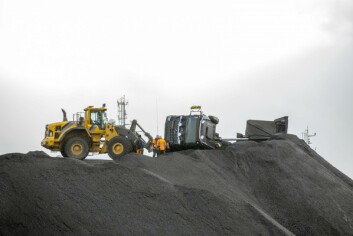 LNS Spitsbergen planlegger å bruke en mobilkran for å få lastebilen på hjulene igjen. LNS Spitsbergen planlegger å bruke en mobilkran for å få lastebilen på hjulene igjen.