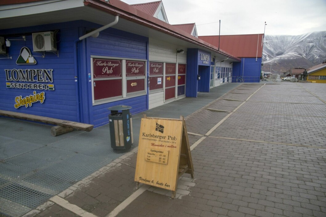 Mannen lagde kvalm på Karlsberger Pub. Nå er han utvist derfra og fra flere andre utesteder på Svalbard. Mannen lagde kvalm på Karlsberger Pub. Nå er han utvist derfra og fra flere andre utesteder på Svalbard.