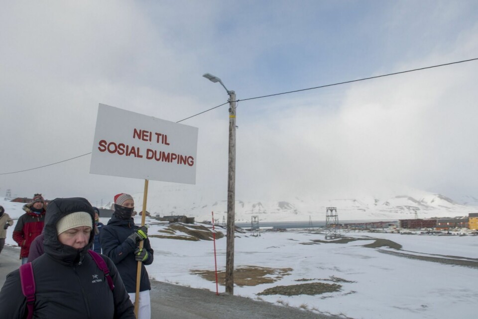AUF-leder Erik Ekeblad Eggenfellner bar fanen 'Nei til sosial dumping' i årets 1. mai tog.