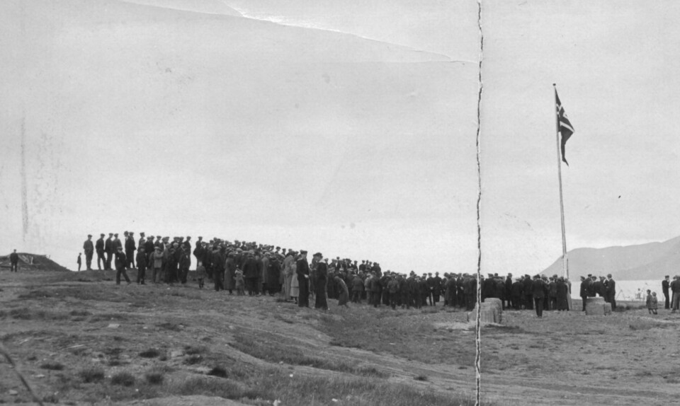 Det var stort fremmøte av gruvearbeidere på Skjæringa ved flaggheisingen 14.august 1925.