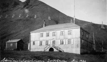 Store Norske Spitsbergen Kulkompanis administrasjonsbygning i Longyearbyen bygget i 1919 var det eneste huset i byen med to etasjer. Her bodde og spiste gruveselskapets funksjonærer. Administrasjonsbygningen lå der Svalbard kirke ligger i dag.
