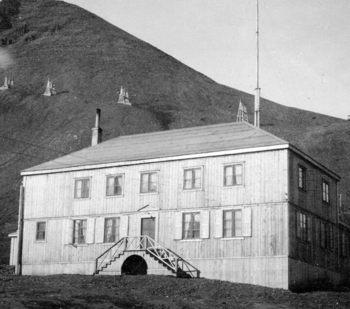 Store Norske Spitsbergen Kulkompanis administrasjonsbygning i Longyearbyen bygget i 1919 var det eneste huset i byen med to etasjer. Her bodde og spiste gruveselskapets funksjonærer. Administrasjonsbygningen lå der Svalbard kirke ligger i dag.