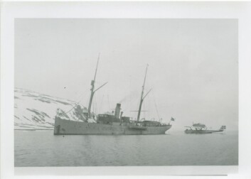 14. august 1925 brakte KNM «Heimdal» suvereniteten og det første norske splittflagg til Svalbard. Her sleper Heimdal Roald Amundsens flybåt N25 inn til Ny-Ålesund i juni samme år.