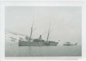 14. august 1925 brakte KNM «Heimdal» suvereniteten og det første norske splittflagg til Svalbard. Her sleper Heimdal Roald Amundsens flybåt N25 inn til Ny-Ålesund i juni samme år. 14. august 1925 brakte KNM «Heimdal» suvereniteten og det første norske splittflagg til Svalbard. Her sleper Heimdal Roald Amundsens flybåt N25 inn til Ny-Ålesund i juni samme år.