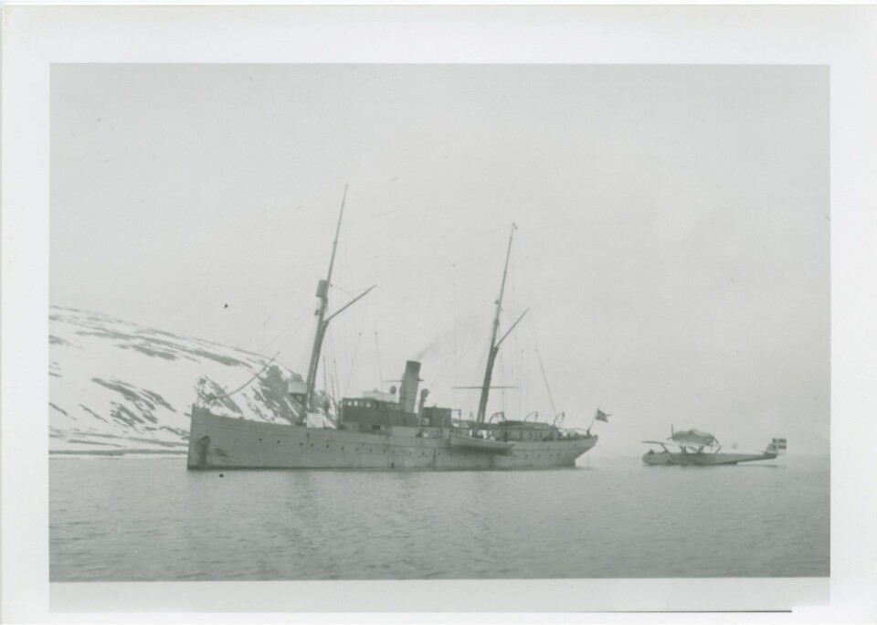 14. august 1925 brakte KNM «Heimdal» suvereniteten og det første norske splittflagg til Svalbard. Her sleper Heimdal Roald Amundsens flybåt N25 inn til Ny-Ålesund i juni samme år.