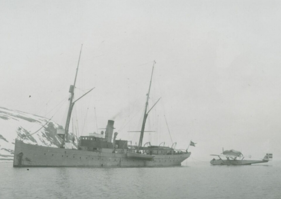 14. august 1925 brakte KNM «Heimdal» suvereniteten og det første norske splittflagg til Svalbard. Her sleper Heimdal Roald Amundsens flybåt N25 inn til Ny-Ålesund i juni samme år.