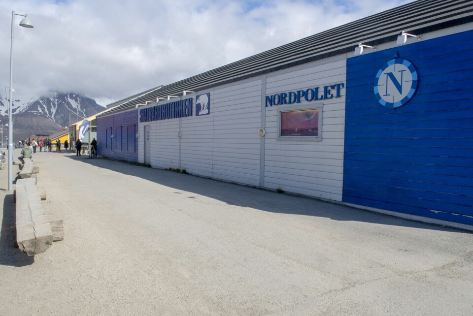 Artikkelforfatteren mener det er viktig å skille ut Nordpolet fra byens eneste matbutikk Coop Svalbard.