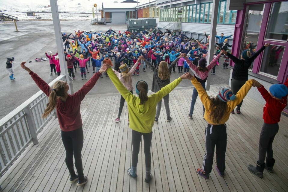 Longyearbyen skole stilte med stort og smått i BlimE-dansen 2019. Fordanserne sto på trappa og demonstrerte trinnene. Seansen ble filmet, og klipp fra den kan bli vist på NRK Super i løpet av høsten og vinteren.