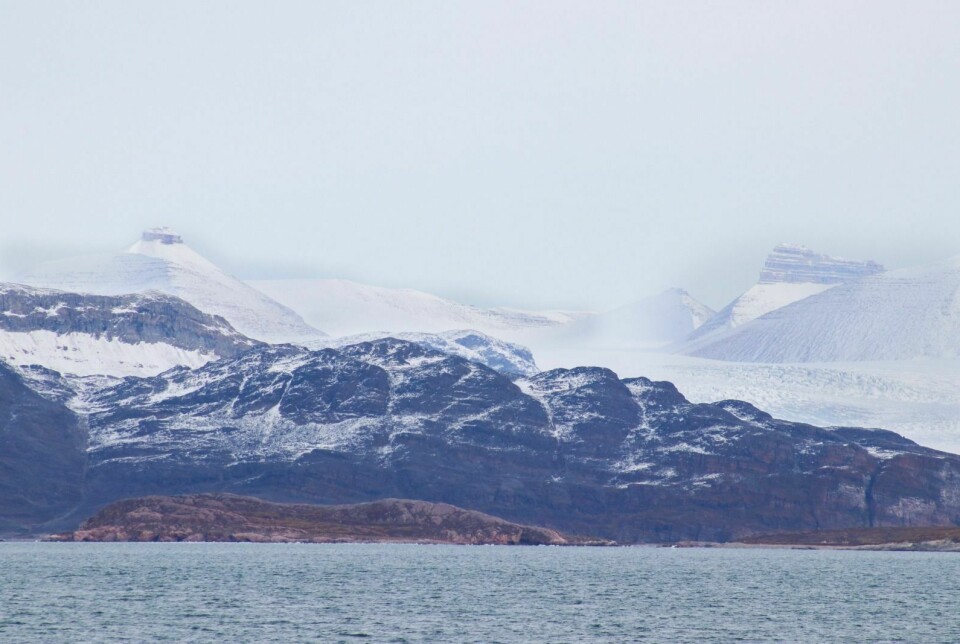 Lovénøyane, nærmest i bildet, er fredet som Kongsfjorden fuglereservat. Mellom 15.